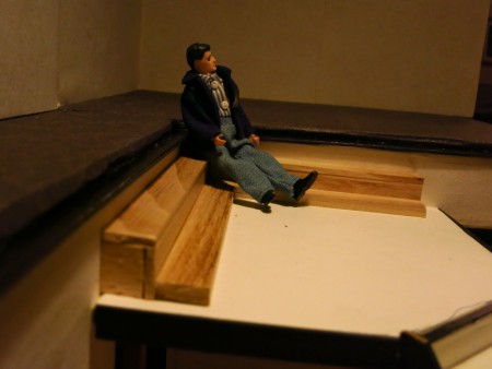 Valter tar sig en paus och tittar samtidigt över skarvarna han behöver justera.